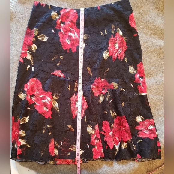 Le Chateau floral skirt lace fabric with lining XS red black - Picture 3 of 7